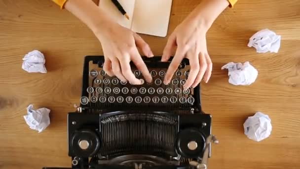 Υψηλής γωνίας άποψη του συγγραφέα εκτυπώσεις σε vintage γραφομηχανή - Πλάνα, βίντεο