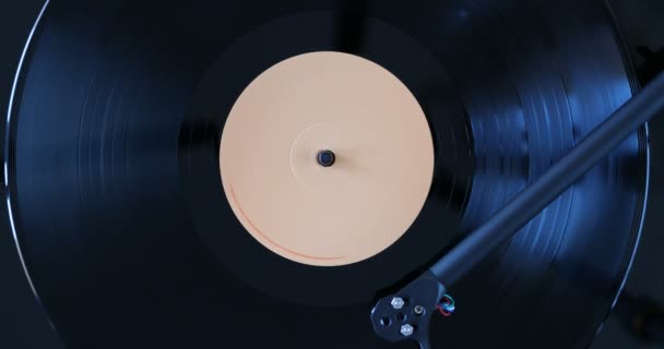 Закрытие поворотного проигрывателя LP виниловой пластинки - Кадры, видео