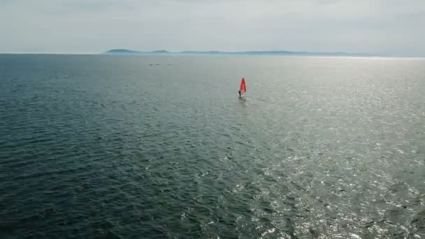 Luftaufnahme eines Windsurfers, der auf einem Windsurfbrett segelt  - Filmmaterial, Video