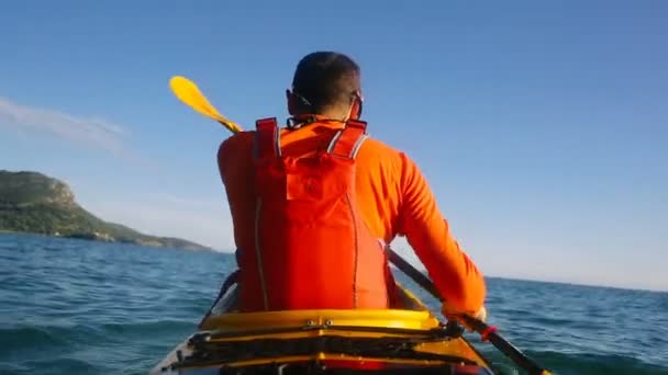 Vista trasera del kayak remando kayak de travesía - Metraje, vídeo