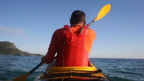 Time lapse of kayaker man paddling boat - Metraje, vídeo