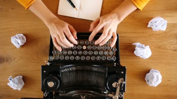 Vista de alto ângulo de impressões de escritor na máquina de escrever vintage - Filmagem, Vídeo