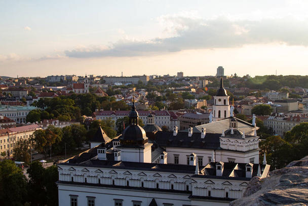 Vilniusban. Régi város. Az öreg Vilnius utcái és tetői naplementekor. Csendes nap egy nyugodt városban. Katedrális és az uralkodók palotája. Tetők épületek és katedrális naplementekor. - Fotó, kép