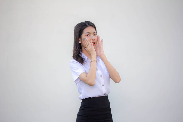 tajski dorosły student uniwersytet mundur piękna dziewczyna mówić - Zdjęcie, obraz