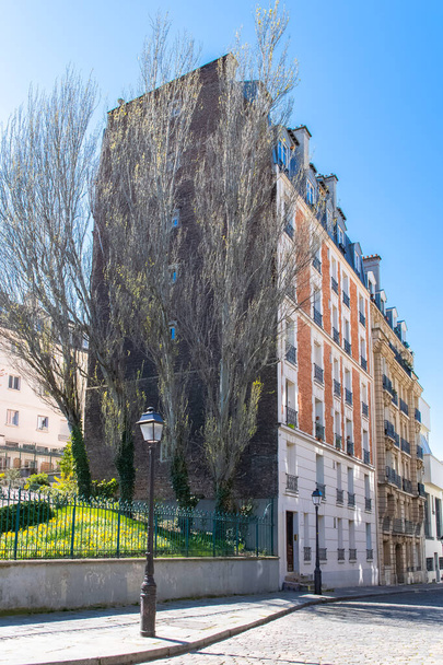 Paris, tipik cepheler, Montmartre 'daki güzel binalar. - Fotoğraf, Görsel