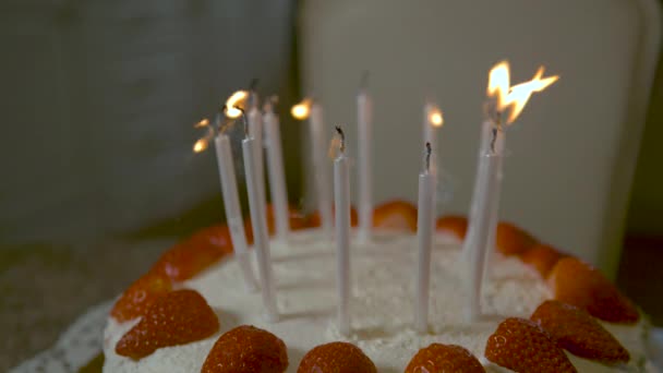 MACRO: Kerzen auf Kokos-Erdbeer-Kuchen werden von Unbekannten ausgeblasen - Filmmaterial, Video