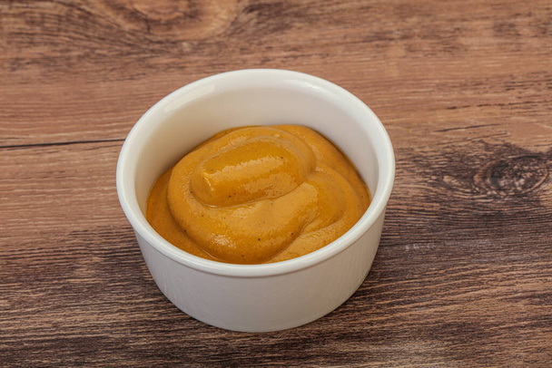 Sauce à la moutarde épicée dans le bol - Photo, image
