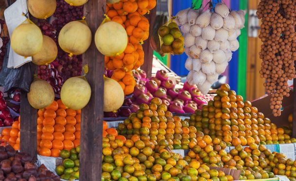 インドネシアの路上の果物市場は - 写真・画像