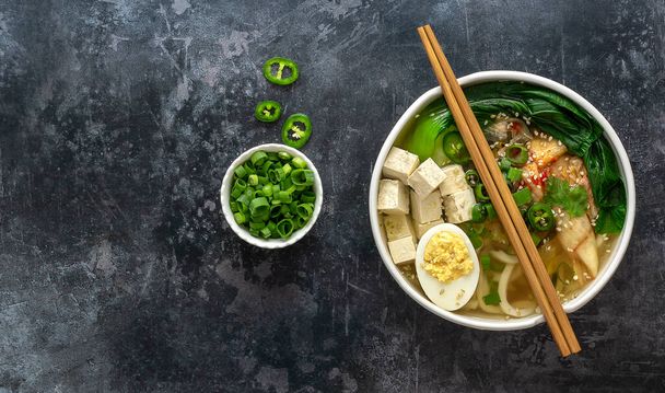 伝統的なアジアの麺スープうどん。ベジタリアンレシピ. - 写真・画像