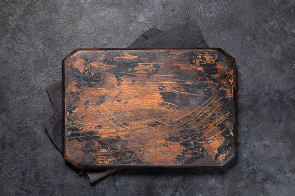 Taş mutfak masasındaki havlunun üzerinde tahta kesme. Üst görünüm düzlüğü - Fotoğraf, Görsel