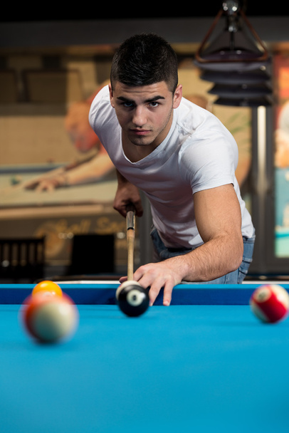 Male Pool Player - Foto, afbeelding
