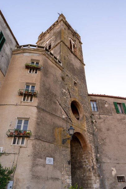 Collescipoli,Italy september 04 2020:bell tower of the collegiate church of San NIcolo in the center of the town of Collescipoli - Foto, afbeelding