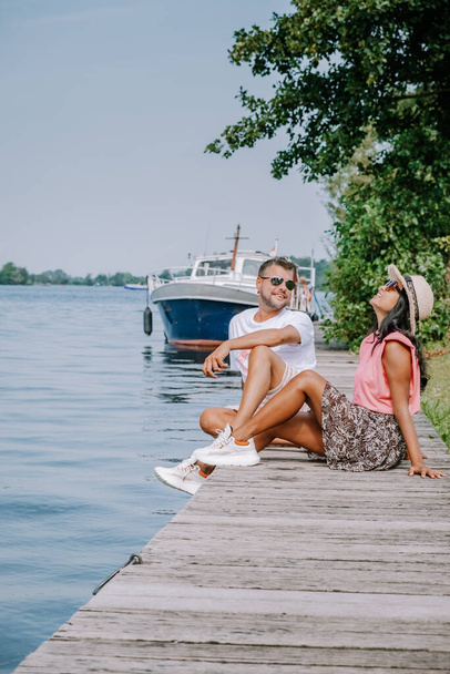 pessoas relaxando no parque junto ao lago nos Países Baixos Vinkeveen perto de Amsterdã, Vinkeveen é principalmente famoso pelos Lagos Vinkeveense Plassen de Vinkeveen, uma área de lagos e ilhas de areia a leste - Foto, Imagem