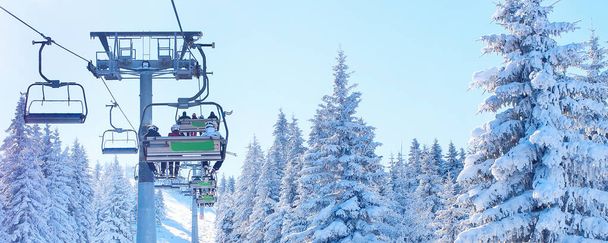 Vista de la estación de esquí, telesilla panorámica - Foto, Imagen