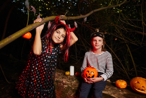 Meisjes op Halloween feest - Foto, afbeelding