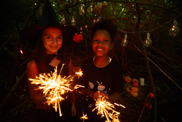 Дети с бенгальскими огнями на вечеринке - Фото, изображение