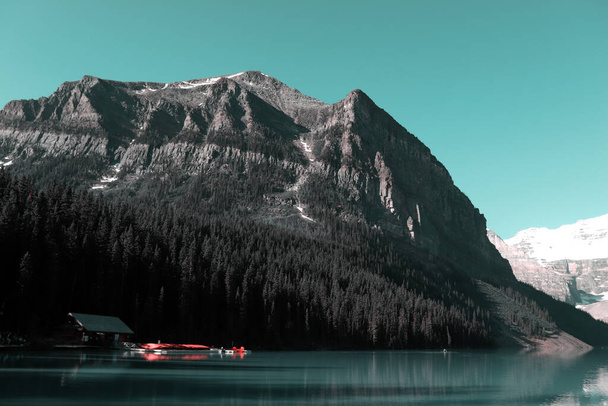 Сказочный вид на озеро Луиза с горами на заднем плане, Национальный парк Банф, Альберта, Канада. - Фото, изображение