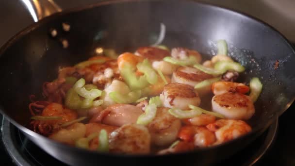 Vaření hřebenatky, krevety, oliheň, v pánvi smažení, zblízka - Záběry, video