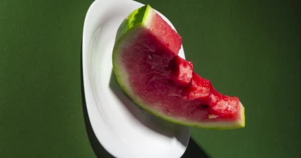 Egy szelet görögdinnye, zöld háttérrel. Függőlegesen orientált Stop motion animáció - Felvétel, videó