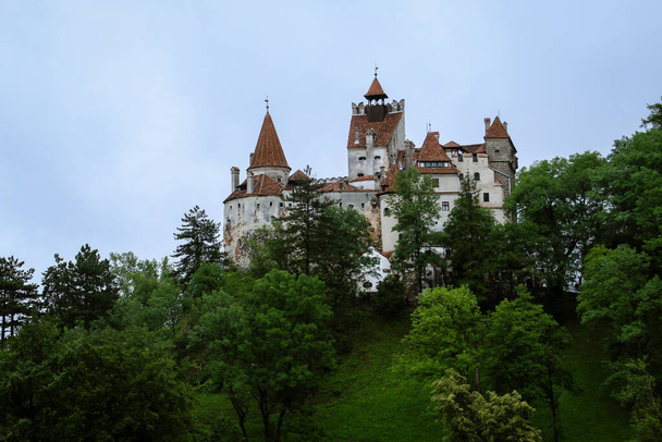 Castello di Bran comunemente conosciuto al di fuori della Romania come Castello di Dracula in una giornata nuvolosa. Crusca, Romania. - Foto, immagini