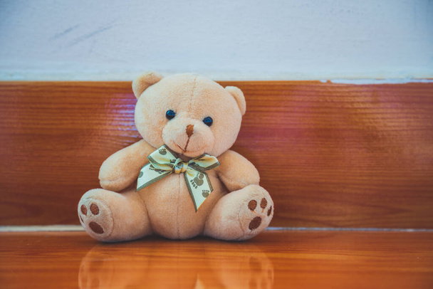Close up brown teddy bear sitting on floor. - Foto, Imagen