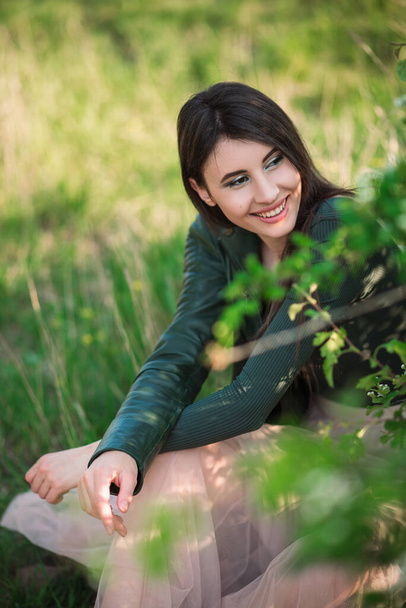 Bella giovane donna seduta sull'erba. - Foto, immagini