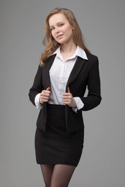 business portrait of a woman. on gray background - Foto, Bild