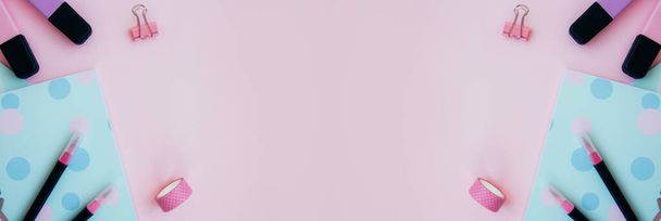 Cuadernos de bocetos brillantes, marcadores, clips rosados sobre un fondo rosa. Espacio de trabajo creativo. Colocación plana de papelería con espacio para texto. Banner - Foto, Imagen