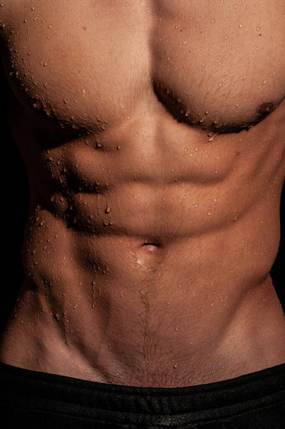 Modelo masculino musculoso con gotas de agua - Foto, imagen