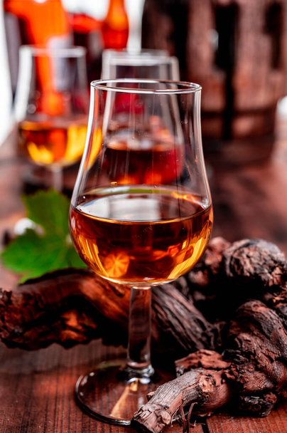 Szklanki degustacyjne ze starą francuską brandy koniakową w starych piwnicach regionów produkcji koniaku Szampan lub Bois, Francja - Zdjęcie, obraz