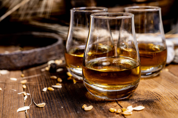 Speyside whisky scotch degustação na velha mesa vintage de madeira escura com grãos de cevada de perto
 - Foto, Imagem