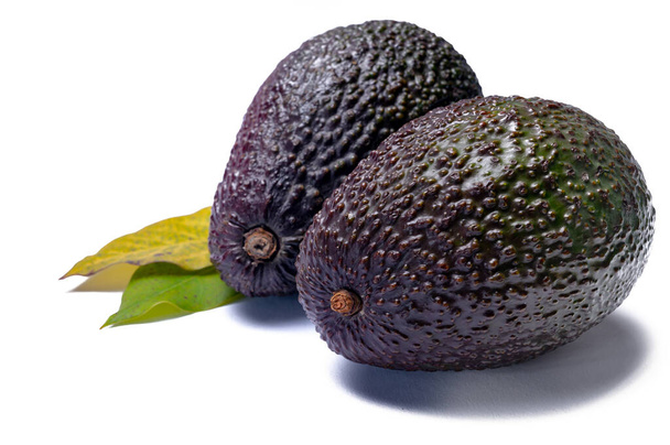 Zdrowa żywność, świeże dojrzałe hass owoce awokado z Peru izolowane na białym tle - Zdjęcie, obraz