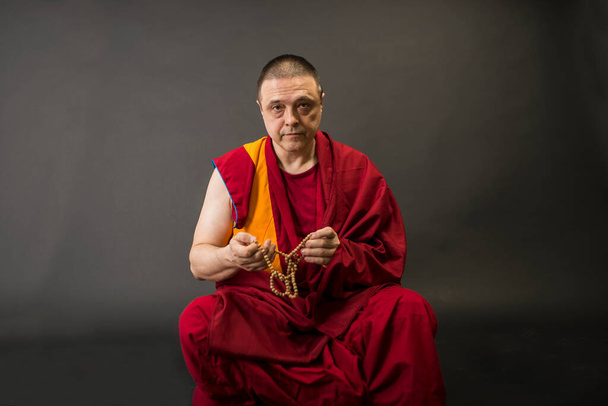 o monge segura o rosário em sua mão - Foto, Imagem