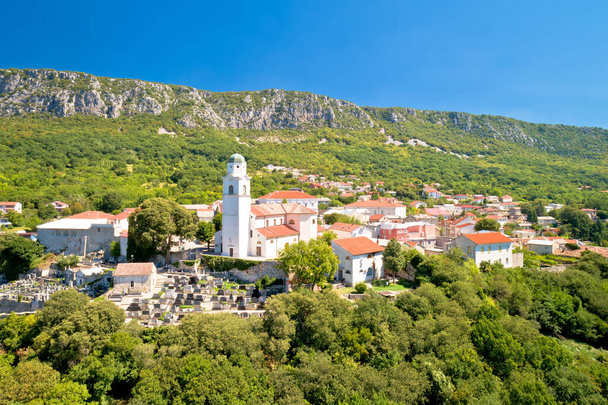 Cidade histórica de Bribir e penhascos do vale de Vinodol vista aérea, região de Kvarner da Croácia - Foto, Imagem