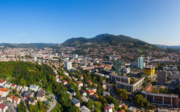 Vista panorámica del distrito financiero del centro de Sarajevo desde la azotea. Bosnia y Herzegovina - Foto, Imagen