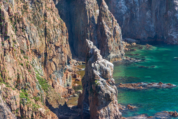 Piedras pintorescas en la costa de la isla de Shkota en las proximidades de Vladivostok en la bahía de Pedro el Grande, el archipiélago de la emperatriz Eugenia. - Foto, imagen