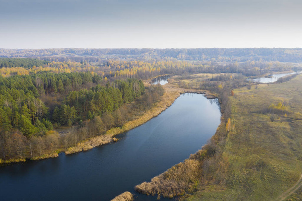 Lac avec vue sur l'eau bleue du haut. Lac d'automne tiré d'un quadrocopter. Lac dans la forêt - Photo, image