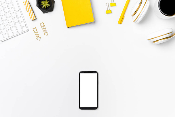 Telefon komórkowy na kreatywnej białej makiecie obszaru roboczego - Zdjęcie, obraz