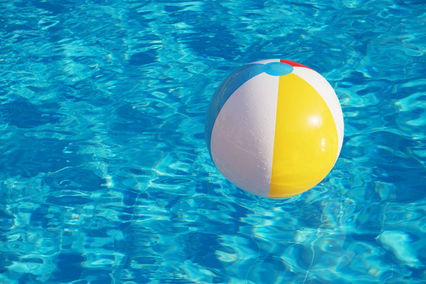 Színes felfújható labda úszó medencében - Fotó, kép