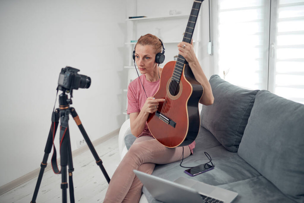 Guitarrista fazendo aulas de vídeo e tutoriais para aulas de internet vlog site. - Foto, Imagem