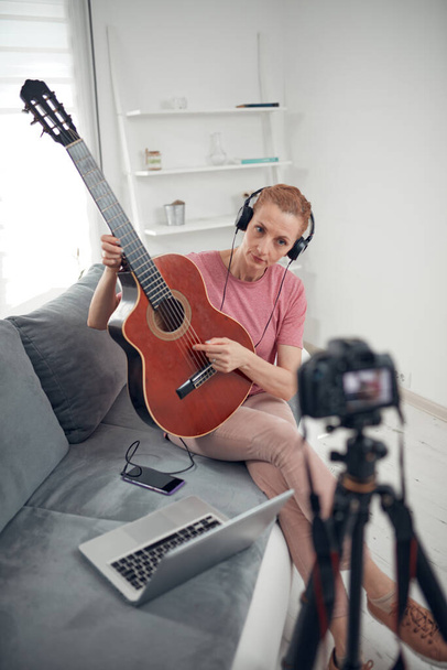Guitarrista fazendo aulas de vídeo e tutoriais para aulas de internet vlog site. - Foto, Imagem