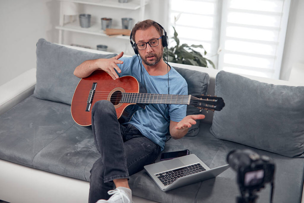 Guitariste faire des leçons vidéo et des tutoriels pour les classes de site internet vlog. - Photo, image