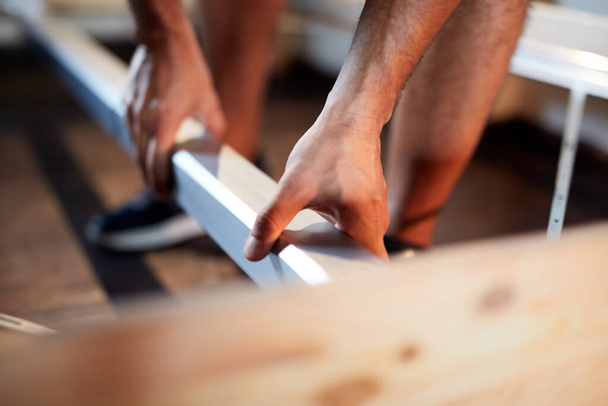 Carpintero aficionado montaje de tableros de madera en casa / garaje. - Foto, imagen
