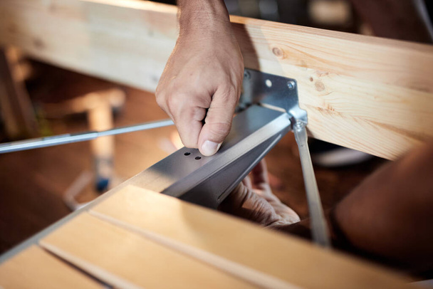 Tesař hobbyista montáž dřevěných desek doma / garáž. - Fotografie, Obrázek