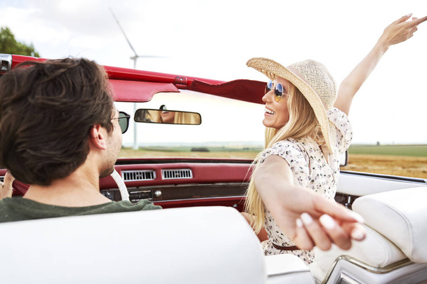 Вид ззаду щасливої пари за кермом автомобіля
                                - Фото, зображення