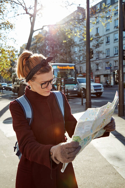 Vrouw toerist met stadsplattegrond in Parijs straten, Frankrijk. - Foto, afbeelding