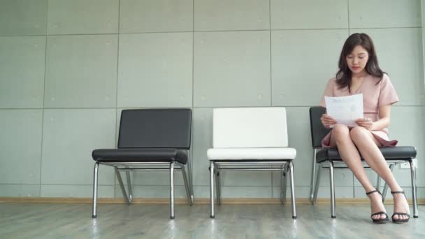  Állástalan üzletemberek jelentkezők csoport ül székek sorban sorban várja a sorra vállalati állásinterjút. stresszesnek és nyugtalannak tűnnek, mert üres álláshelyre, humánerőforrásra, toborzásra és foglalkoztatási koncepcióra van szükségük - Felvétel, videó