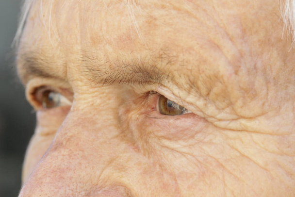 Blisko obraz oczu starszej kobiety  - Zdjęcie, obraz