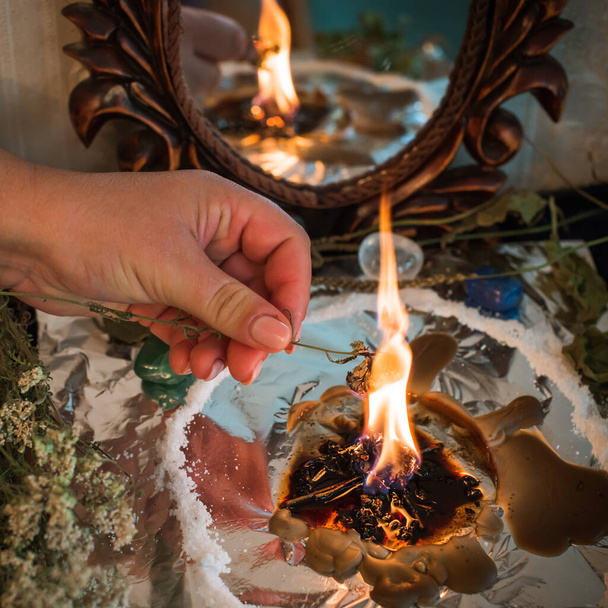 Κερί για τον καθαρισμό ενός ατόμου, μαγεία τελετουργίες και χύτευση κερί, ενεργειακό καθαρισμό. Βωμός της σύγχρονης μάγισσας. - Φωτογραφία, εικόνα
