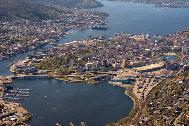 Vue aérienne et à angle élevé sur la ville de Bergen, en Norvège, avec des quartiers et des eaux environnantes. Paysage urbain et horizon. - Photo, image